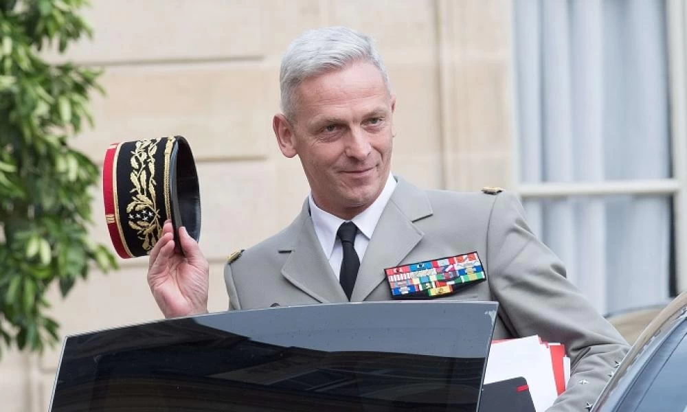 Μακρόν ο “στρατηγοφάγος”; - Κι άλλος αρχηγός των Ενόπλων Δυνάμεων αποχωρεί